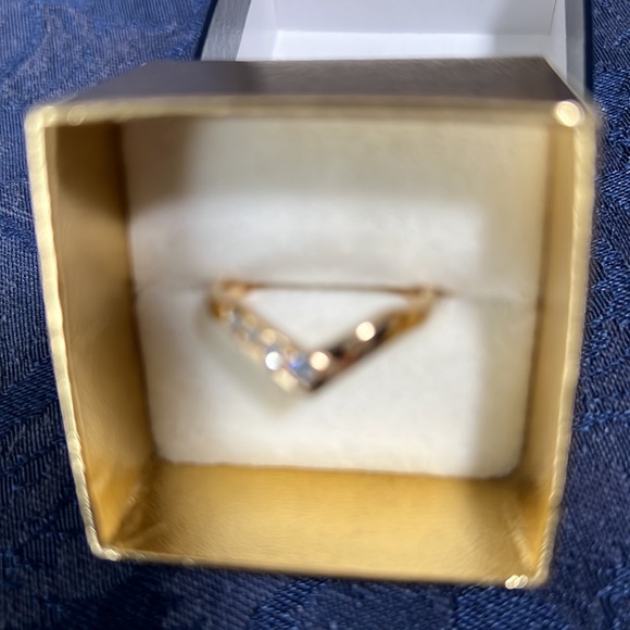 GOLD TONE RING GOLD TONE BAND & 4 RHINESTONES SIGNED AVON ON INSIDE OF BAND 6-7 - Picture 3 of 3